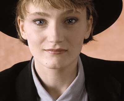 Picture of Patricia Kaas, wearing a black hat